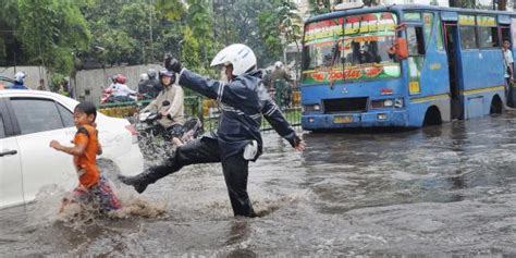 Begitu pun dengan hari dimana seseorang mengalami nasib kurang beruntung. Katulampa siaga I, banjir di Jakarta pukul 18.00 WIB ...