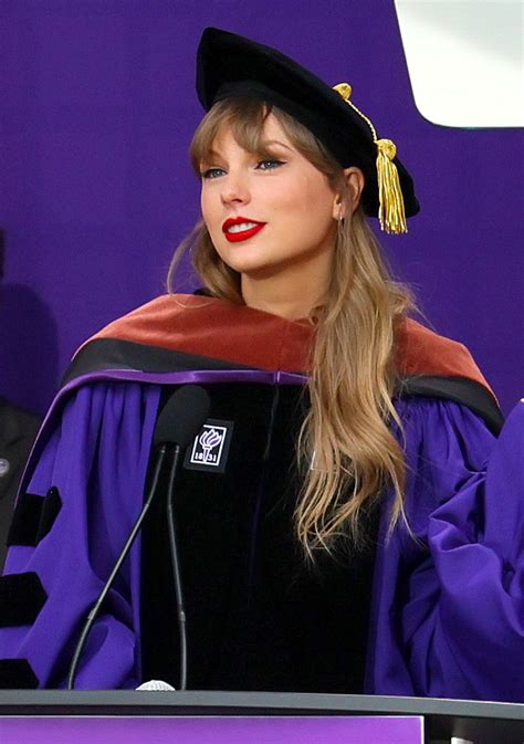 Taylor Swift Didnt Hold Back In Her Nyu Graduation Speech
