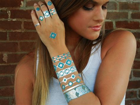 Metallic Flash Tattoos Are Set To Become A Gorgeous Summer Beauty Trend