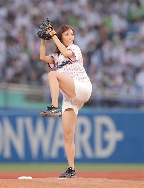 【動画あり】フジ小沢陽子アナ、白いショートパンツ姿で見事ノーバン始球式 News Bomb｜ニュースまとめサイト
