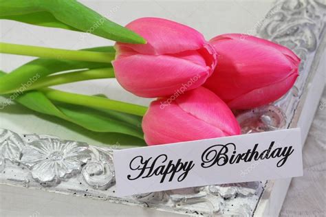 Non è un buon compleanno se non doni fiori freschi. Happy birthday card with three pink tulips — Stock Photo ...