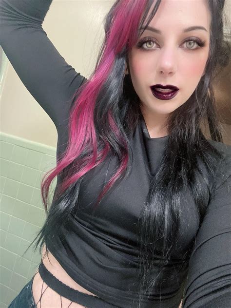 Goth Gf 🖤🕸🦇 Scrolller