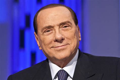 His political career was marred by controversy. Silvio Berlusconi 'incidente' durante un comizio: cade e ...