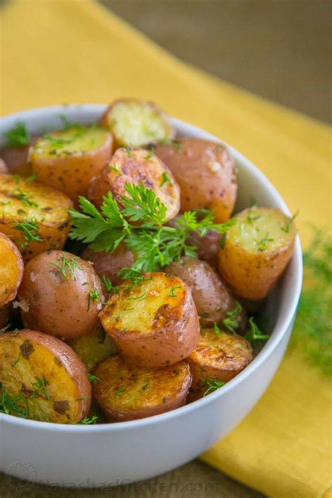 The ideal baked potato has a fluffy interior and a crispy skin. Easy Oven roasted baby red potatoes - Natasha's Kitchen