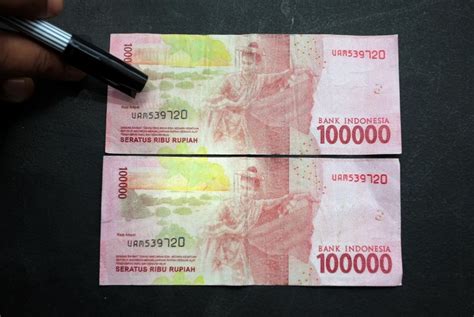 uang 100 ribu baru asli dan palsu