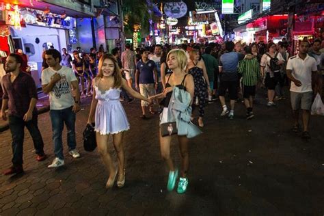 泰国芭提雅夜景，人妖站街，美女展示自己招揽顾客 每日头条