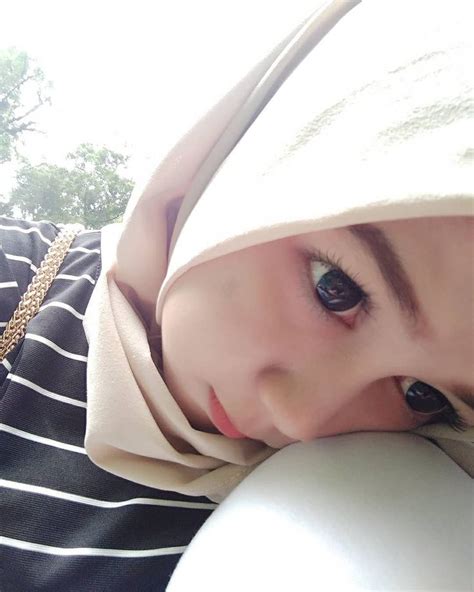 Image May Contain One Or More People Closeup And Outdoor Jilbab Cantik Gadis Cantik Asia