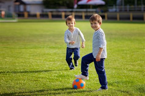 Una de las muchas fotos de stock gratuitas de pexels. Dos Niños Pequeños Lindos, Jugando A Fútbol Imagen de archivo - Imagen de diversión, mercancías ...