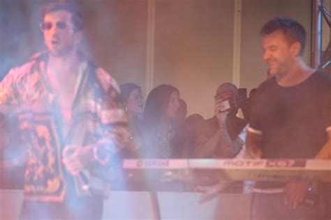 O jovem cantor, de 23 anos, apenas falou na perda que sofreu. David Carreira dança com fã em frente à namorada. Veja as ...