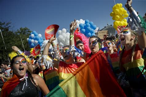 miles se reúnen en madrid para desfile de orgullo lgbt