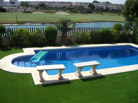 9 Reasons To Install Artificial Grass For Your Swimming Pool Surround