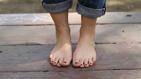 Kristen Bell Barefoot In Jeans 9 Pics Xhamster