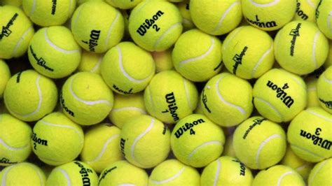 Cómo resolvió Roger Federer el eterno debate de si las pelotas de tenis son verdes o