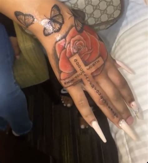 hand tattoo😻 in 2021 cute hand tattoos pretty hand tattoos hand tattoos for girls