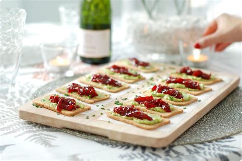 ¿preparamos unos aperitivos para ir abriendo boca? Entrantes de navidad de aguacate y pimientos caramelizados ...