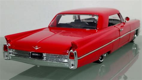 Cadillac Series 62 1963 Rojo Escala 124 Coleccion Jada Toys 47800