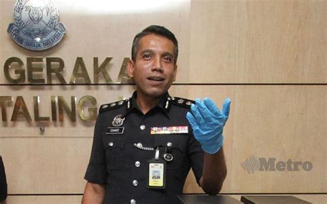 Petaling jaya police chief acp nik ezanee mohd faisal said today that the woman had received a call in april from an unidentified person who claimed to be from poslaju courier services. Pukul anak tak peka kelas online | Harian Metro