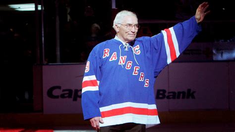 Hall Of Fame Winger Andy Bathgate Of Ny Rangers Dies At 83 Abc7 New York