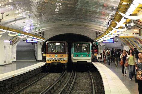 Rame Mf 67 Et Convoi Spécial A Odéon Metro Paris Paris Métro