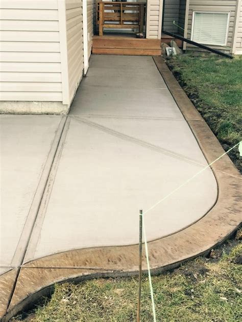 Broomed Concrete Sidewalk With Stamp Border In 2020 Concrete Patio