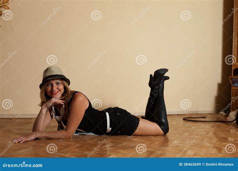 Sexy Mädchen In Den Stiefeln Und In Hut Die Im Innenraum Auf Boden Aufwerfen Stockbild Bild