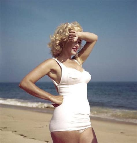 17 Beautiful Photos Of Marilyn Monroe On The Beach From The Year 1957