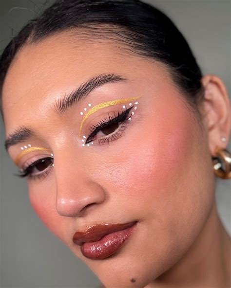 10 New Years Eve Makeup Looks To Try To Ring In 2023 Who What Wear
