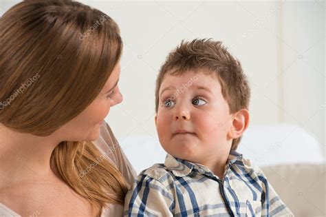 Madre Feliz Hablando Con Su Hijo En Casa — Foto De Stock