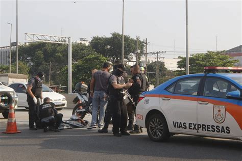 Tentativa De Assalto A ônibus Termina Com Suspeito Morto E Comparsa Preso Na Avenida Brasil Mh