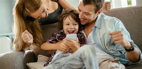 Padres, hijos y ¡celular! El tercero en la crianza