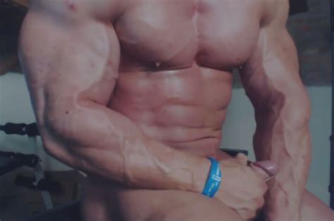 Hot Bodybuilder Mattia Vecchi Jerk Off