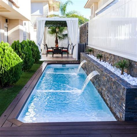 It's a perfect setting for a pool party as you can dip your feet in the water and gaze at the view of the harbour. Pin von Pam Fraser auf Litle garden | Gartenpools, Pool ...