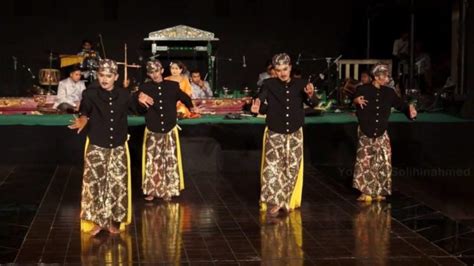 Liriknya sering membingungkan orang awam dengan mengacu pada kekerasan yang. 20+ Tari Tradisional Jawa Barat / Sunda (NAMA & GAMBAR)