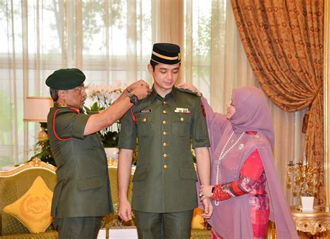 Sultan abdullah then conferred the darjah kerabat indera mahkota pahang yang amat dohormati (dk) award to his eldest son. "Buat Kerja Sambilan." Anak Raja Berjiwa Rakyat, Cara ...