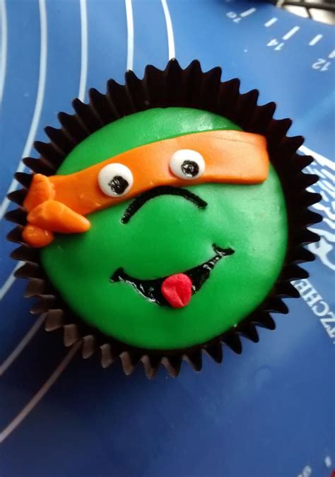 {video} how to decorate turtle cookies. Ninja Turtle cupcake decorated with coloured fondant ...
