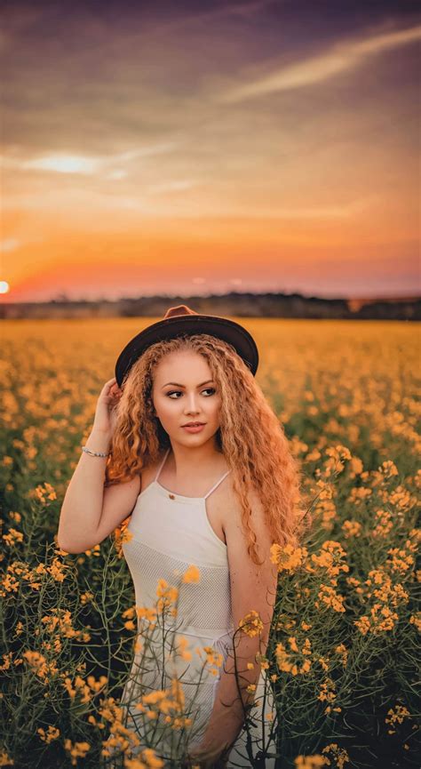 1440x2630 Meadow Pretty Woman Curly Hair Outdoor Wallpaper Pretty Woman Outdoor Photoshoot