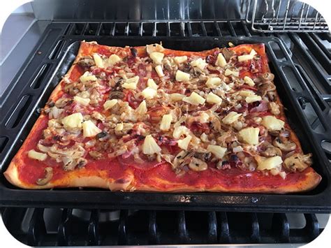 Pizza Met Salami Spek En Ananas Brutsellog