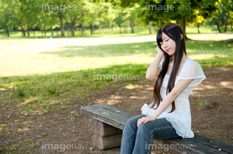 【公園のベンチに座る若い女性】の画像素材31223990 写真素材ならイメージナビ