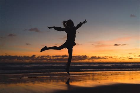 Menschen Am Strand Bei Sonnenuntergang Das Mädchen Springt Gegen Den Hintergrund Der