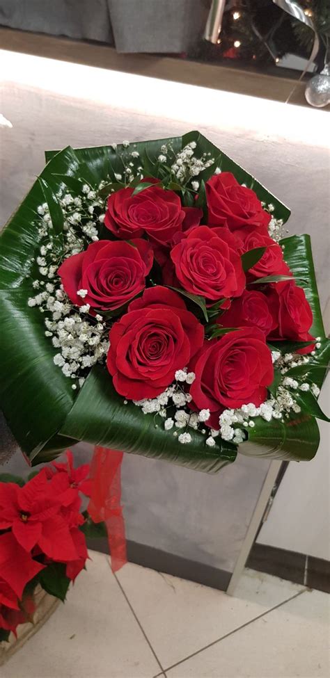 I mazzi di rose rosse sono quelli scelti per esprimere sentimenti come l'amore o la passione; San Valentino | Bouquet di rose rosse, Bouquet di rose ...