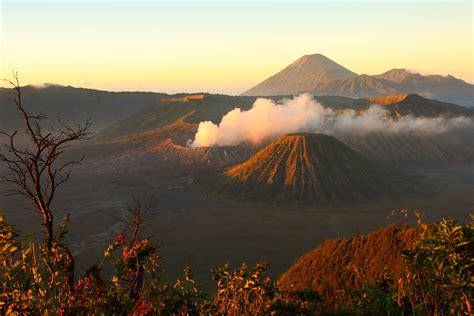 Sunrise Over Mount Bromo East Java Indonesia Oc 2300 × 1970