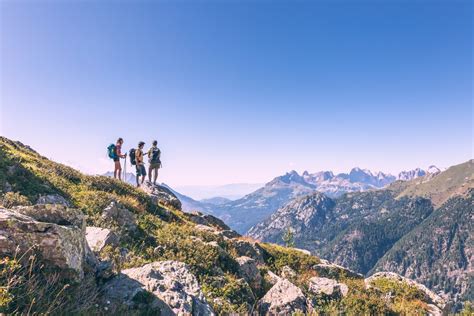 Circondata da alcuni dei più noti gruppi montuosi delle dolomiti, la valle è un'importante meta turistica sia invernale sia estiva. Dolomiti Panorama Trek Val di Fassa - Tour organizzato a ...