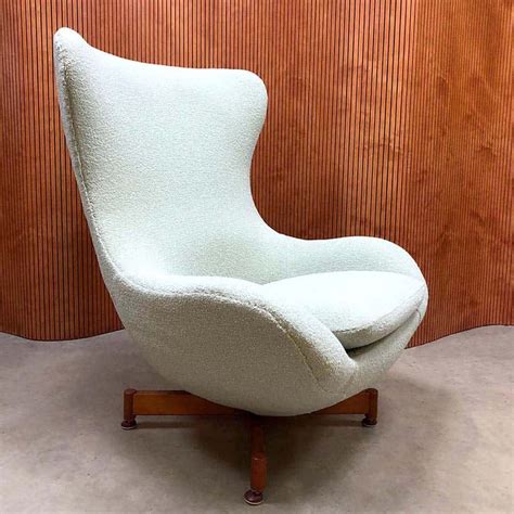 Vintage Design Wingback Swivel Egg Chair 91045