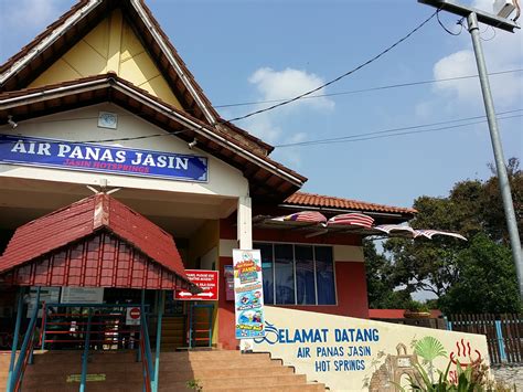 Banyu panas palimanan dibangun diatas tanah seluas 4 hektare dan mempunyai kolam berendam yang memiliki ukuran 10×15 m. LOVE is about FAMILY.FOODS.TRAVEL: Kolam Air Panas Bemban ...