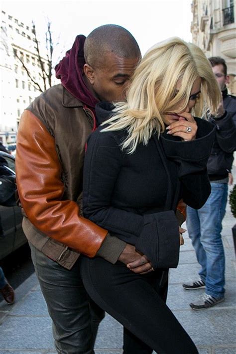 Kanye West Protege Derrière De Kim Kardashian Dos Flashes Na Pfw