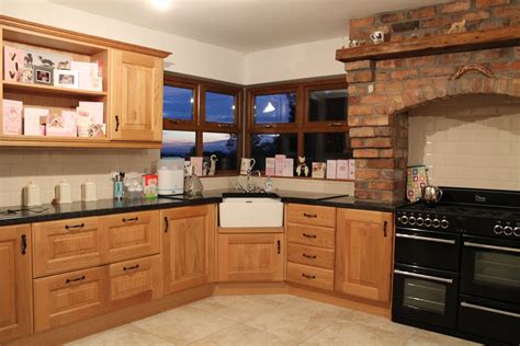 Easy to clean and with plenty of space to clean the. Traditional Oak Kitchen with Belfast Sink (With images ...