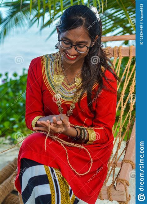 Beautiful Maldivian Woman In National Dress Making Plates From Dry