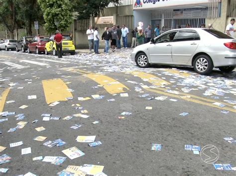 G1 Após Eleições Mar De Santinhos Invade Ruas Do Sul Do Rio De Janeiro Notícias Em Sul Do