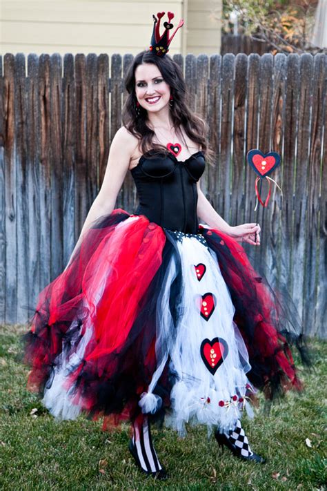 The only part of this costume you need to make is the collar. DIY Queen of Hearts and Mad Hatter Alice and Wonderland Costumes - THE FELT HABIT