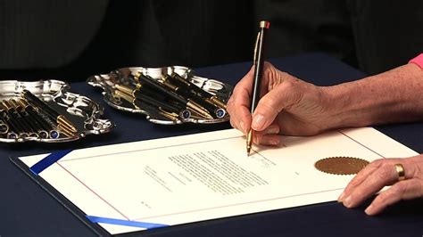 Nancy Pelosis Move At Signing Called Jarring And Unusual Cnn Video